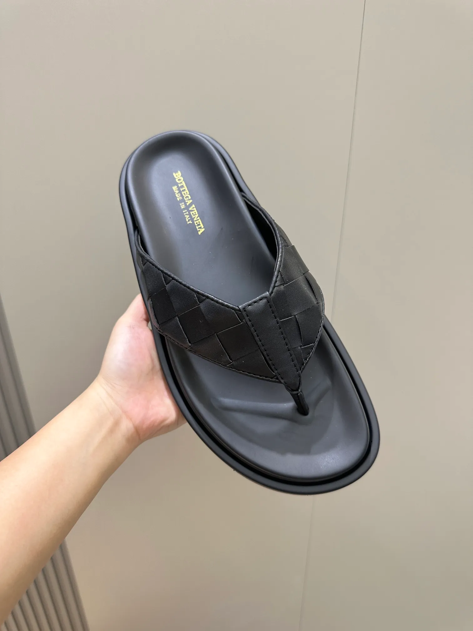 Factory price: 360💰BV hand-woven men's slippers and sandals - suitable for walking. It still emphasizes minimalism and practical wearability, but is full of vivid artistry. Super classic, luxurious and comfortable, imported cowhide + cowhide lining + lightweight outsole Size: 39-44 (customized at 38.45)